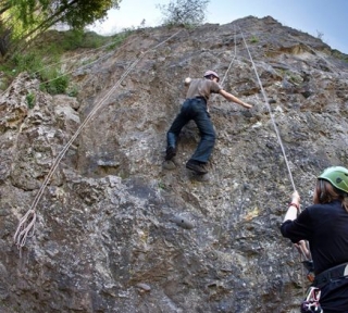  Escalador y compañero asegurando 